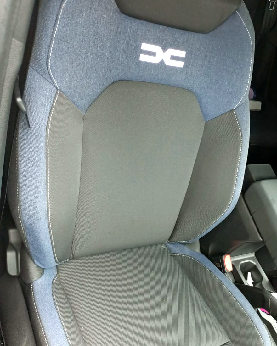 Scaun Dacia Duster în textil, înainte de retapițare