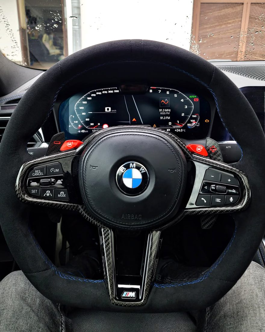 Volan BMW M4 retapițat în alcantara, cu cusătură albastră